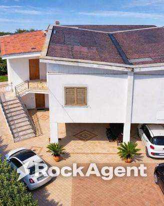Villa di 294 m² con più di 5 locali e box auto dop
