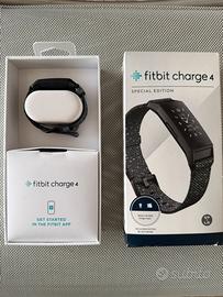 Fitbit Charge 4 con accesori originali