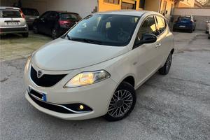 Lamcia y benzina /metano PARI NUOVO