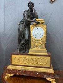 Antico orologio da camino in bronzo