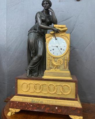 Antico orologio da camino in bronzo
