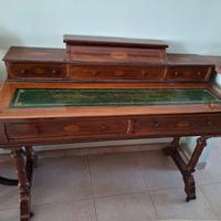 scrittoio in noce chiaro