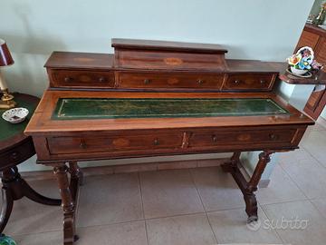 scrittoio in noce chiaro