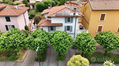 Villa di 218 m² con 5 locali e box auto a Trescore