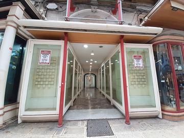 Via F. Di Palma locale di ampia superficie