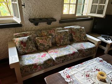 Divano 3 posti in legno con rivestimento floreale