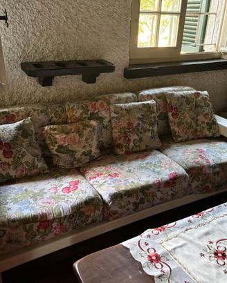 Divano 3 posti in legno con rivestimento floreale