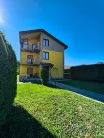 Immobile con 3 appartamenti e terreno edificabile