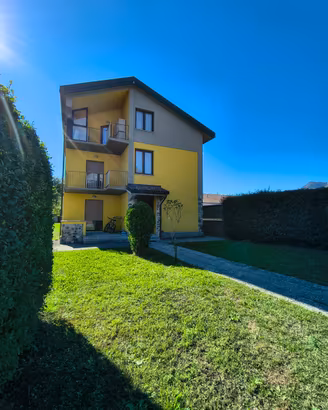 Immobile con 3 appartamenti e terreno edificabile
