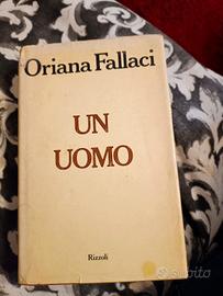 un uomo 