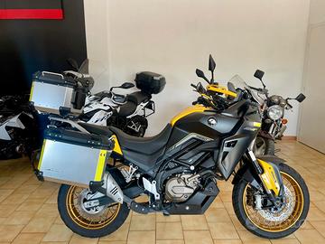 QJ MOTOR SVT 650 X CON KIT BAULETTI