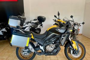 QJ MOTOR SVT 650 X CON KIT BAULETTI