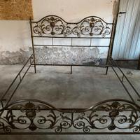 Letto antico in ferro battuto