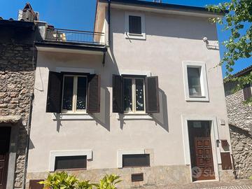 Luminoso appartamento in via Roma,28 a Licenza Rm