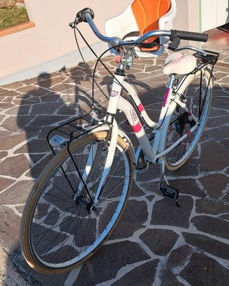Bicicletta donna con seggiolino bambini