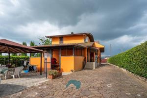 Villa di 300 m² con 5 locali e box auto a Zagarolo
