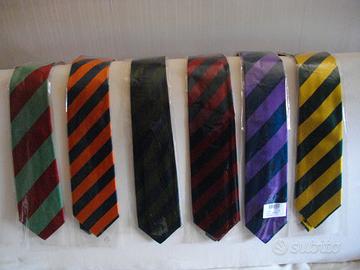 Cravatte Regimental e porta cravatte in pelle