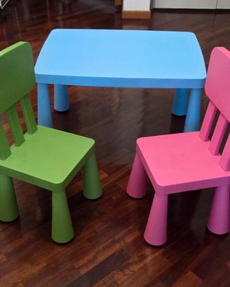 Tavolino per bambini con due sedie