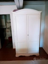 Armadio a due ante bianco. 
