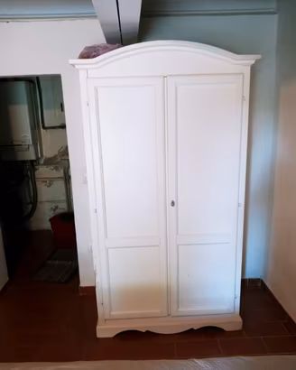 Armadio a due ante bianco. 