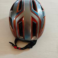 Casco decathlon per bicicletta da ragazzino.
