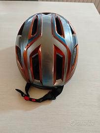 Casco decathlon per bicicletta da ragazzino.