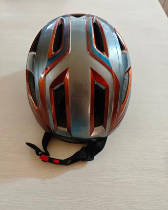 Casco decathlon per bicicletta da ragazzino.