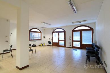 NEGOZIO A VALMADRERA