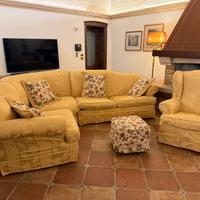 Set divano angolare, poltrona e pouf