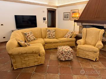 Set divano angolare, poltrona e pouf