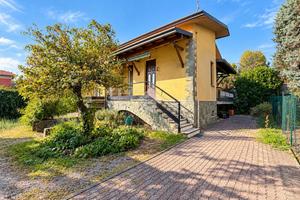 VILLA SINGOLA A CARONNO PERTUSELLA