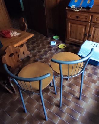 sgabelli in legno e acciaio