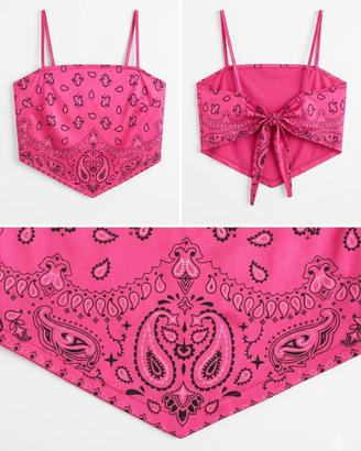 png). 🌸 Top Crop Rosa Fucsia con Fantasia Bandana