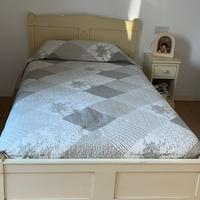 Letto e comodino in legno massiccio laccato