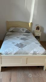 Letto e comodino in legno massiccio laccato