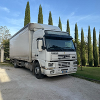 Motrice volvo centinato