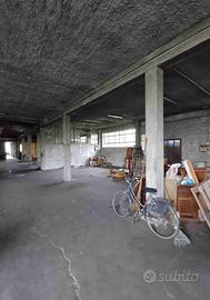 Capannone 1010mq con ampio scoperto