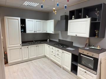 Cucina nuova in legno completa di elettrodomestici