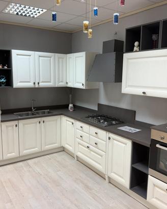 Cucina nuova in legno completa di elettrodomestici
