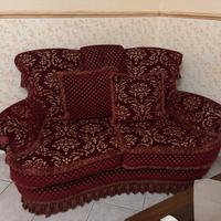Divano bordeaux, due posti, con rifiniture oro