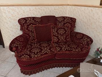 Divano bordeaux, due posti, con rifiniture oro