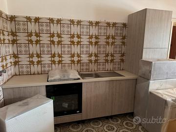 Cucina moderna completa, ancora imballata. Nuova!