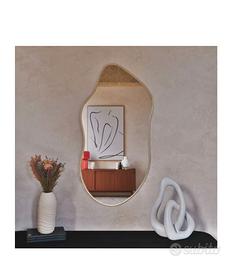 Specchio in metallo dorato