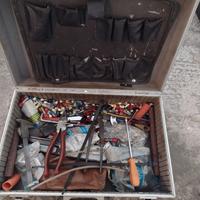Valigia con attrezzatura elettrica