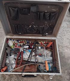 Valigia con attrezzatura elettrica