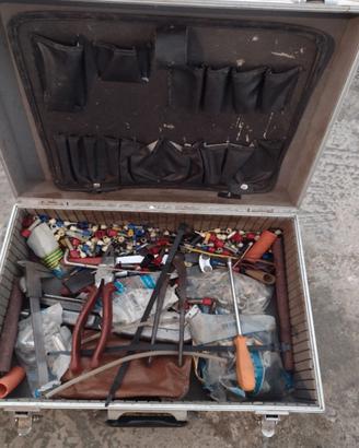 Valigia con attrezzatura elettrica