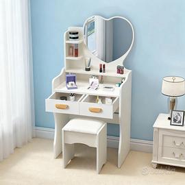 Postazione trucco a cuore scrivania con specchio
