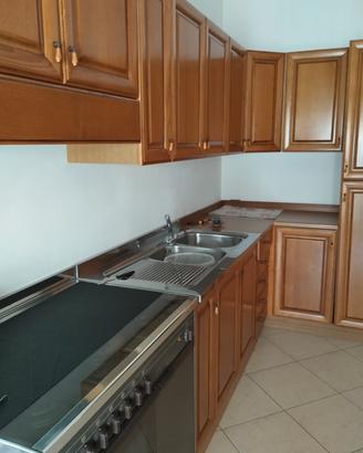 Cucina angolare con credenza e tavolo 