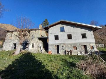 Rustico / Casale di 219 m² con più di 5 locali e b