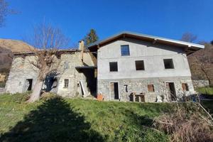 Rustico / Casale di 219 m² con più di 5 locali e b